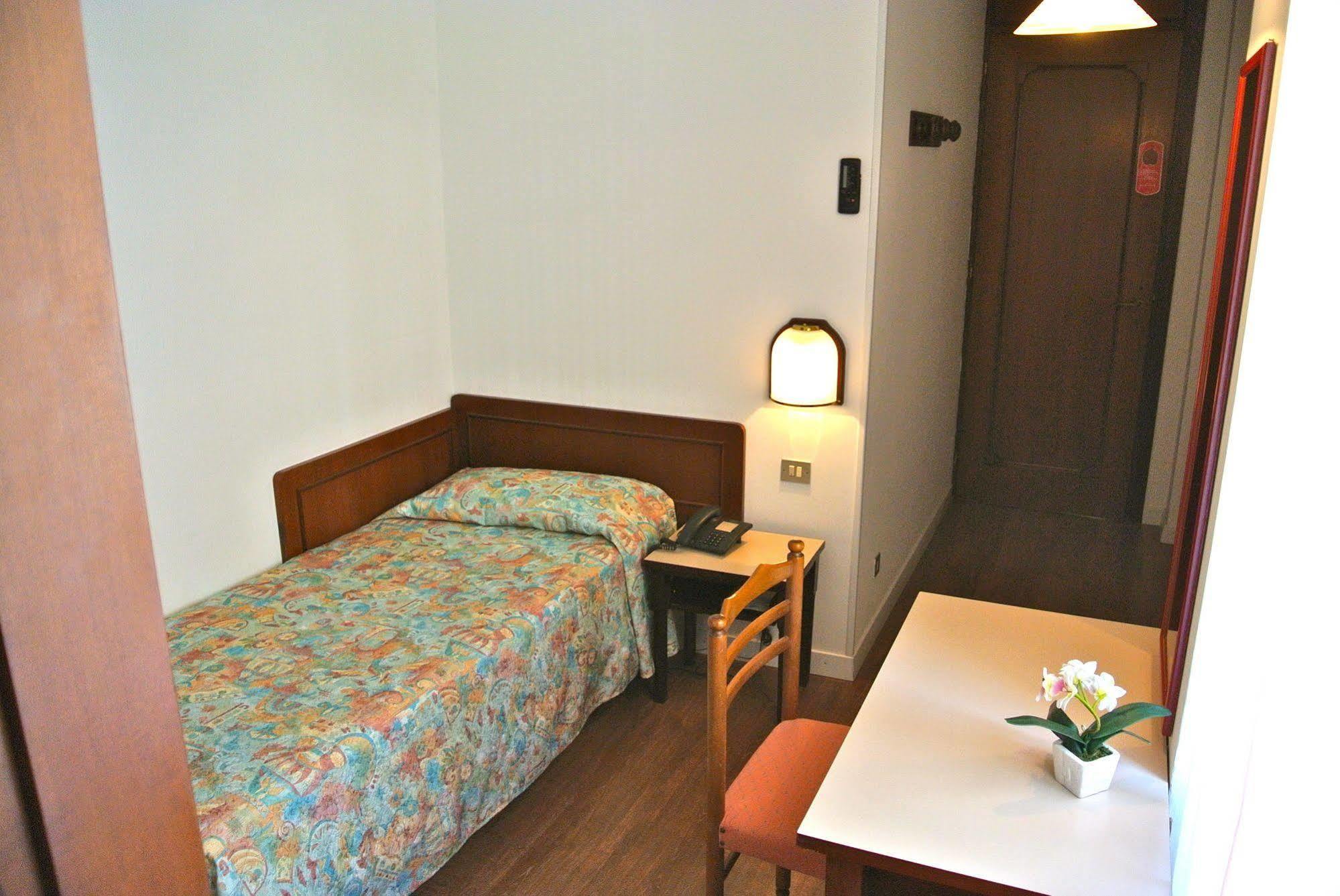 Hotel Niagara 利尼亚诺萨比亚多罗 外观 照片